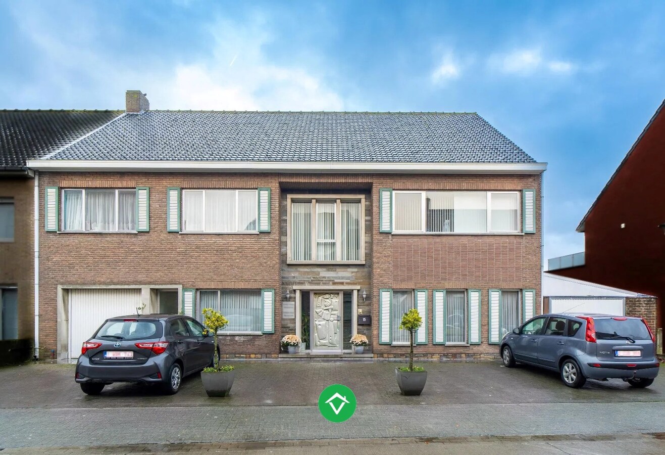 Woning met 6 slaapkamers en praktijkruimte in het centrum van Koekelare 