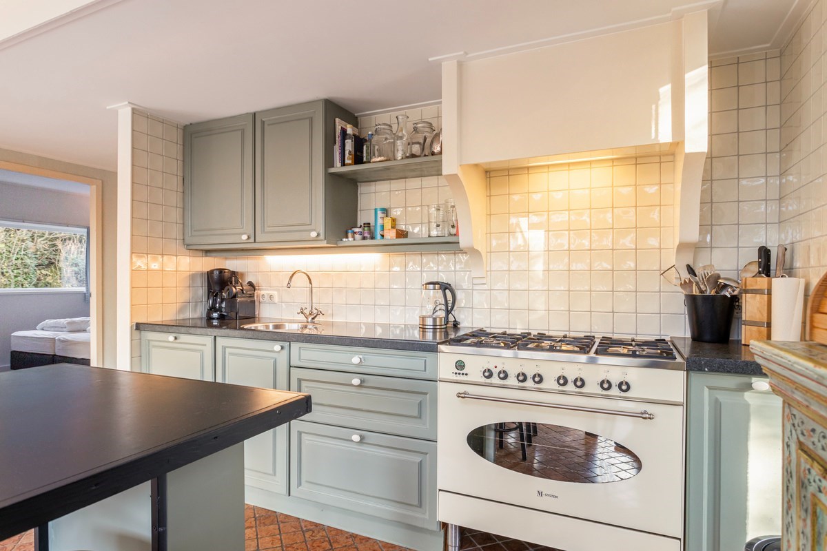 T.A. Makelaardij biedt aan:  Reigerlaan 10 te Kamperland; moderne architectonische vrijstaande villa met extra brede vrijstaande garage en royale private tuin rondom. 