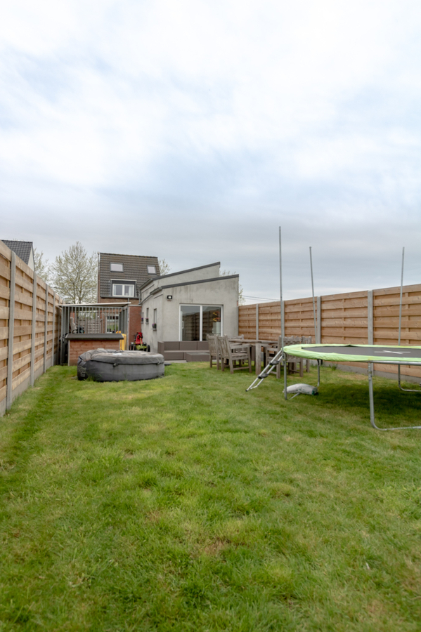 Instapklare gezinswoning met grote tuin en landelijke verzichten te Ichtegem 