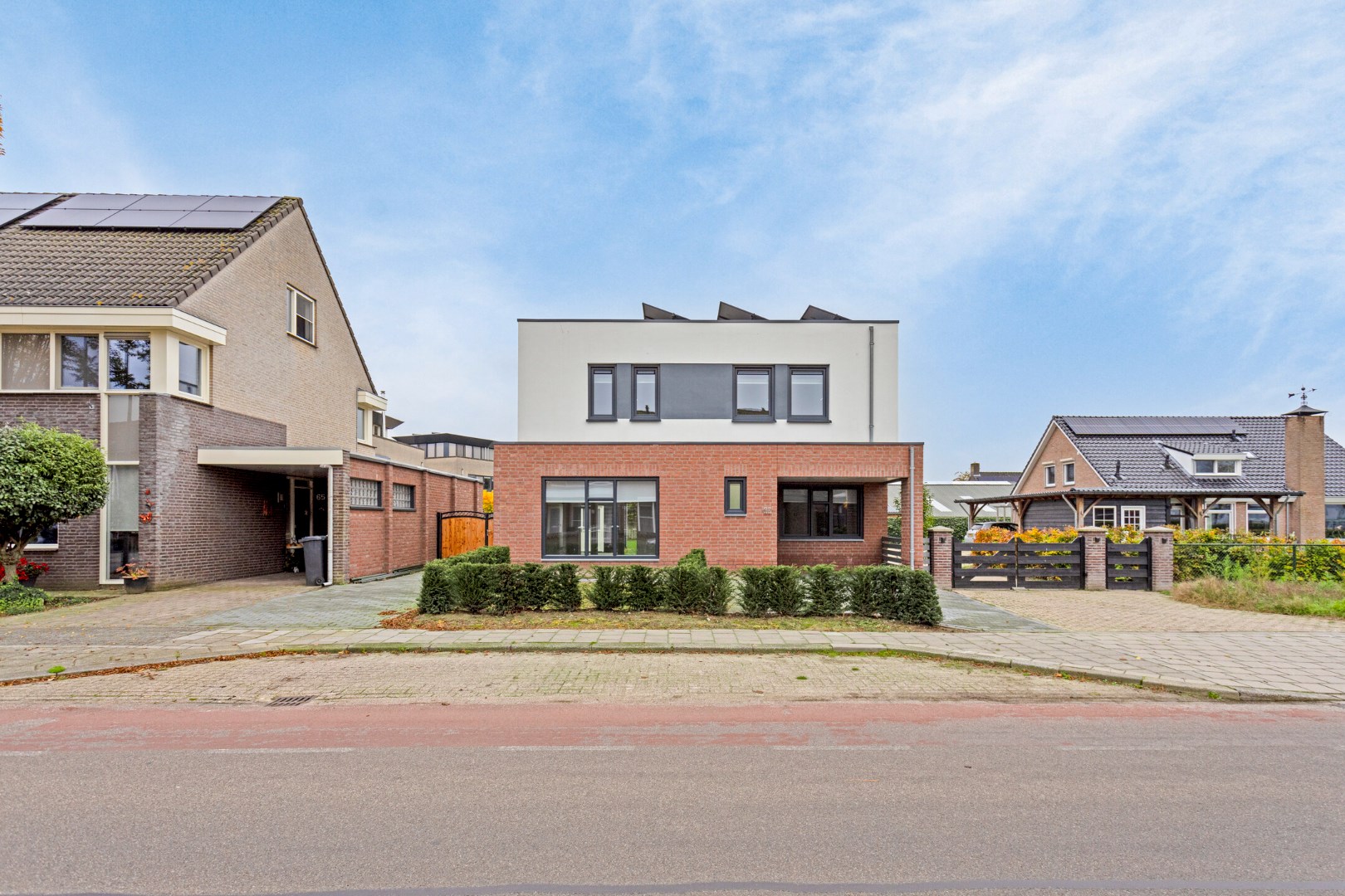 Moderne levensloopbestendige vrijstaande woning met vier slaapkamers, twee badkamers en riante tuin op een ruim perceel van 643 m2 