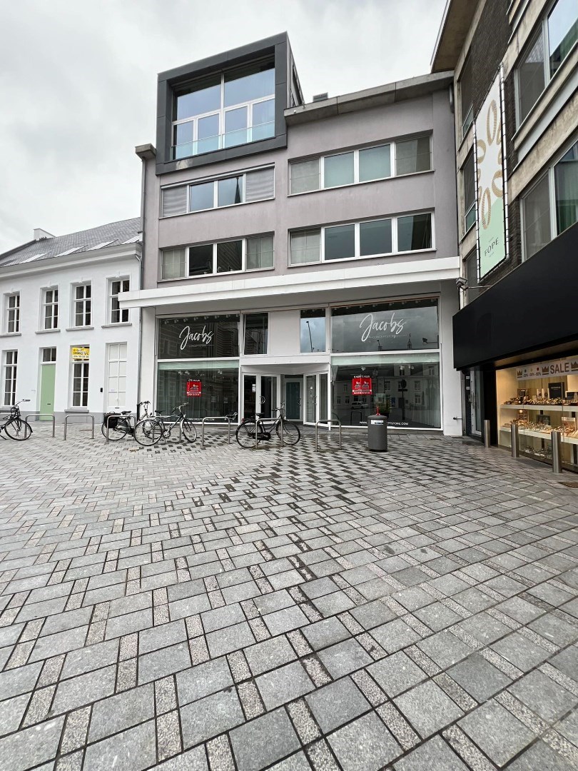 Ruim handelspand (+/- 400m&#178;) te huur gelegen op TOPLOCATIE in Geel! 