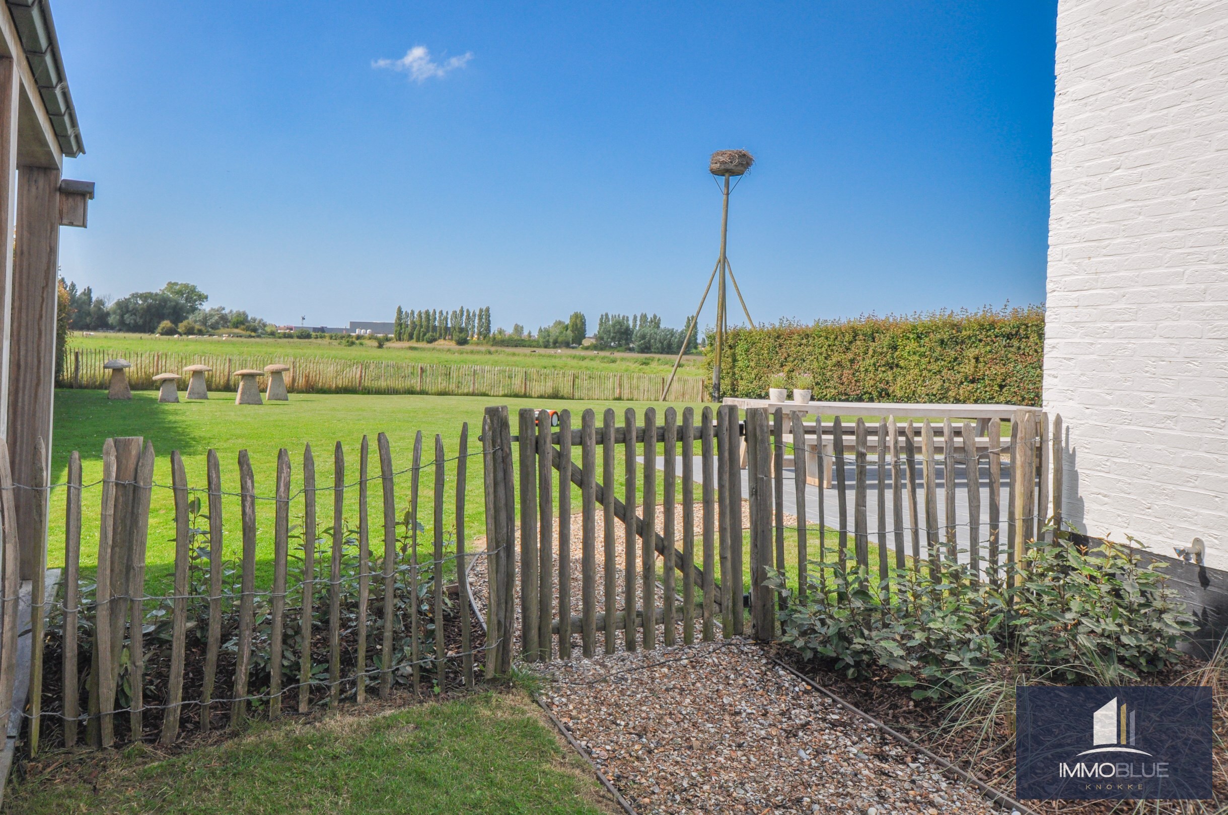 Villa &#233;l&#233;gante, pr&#234;te &#224; emm&#233;nager, avec piscine et une vue imprenable sur les polders. 