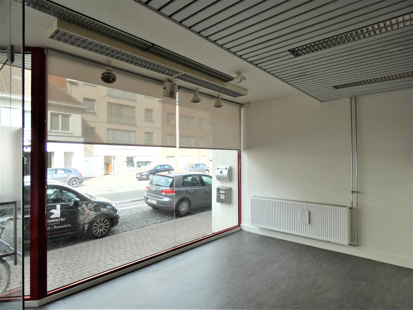 Handelspand/kantoorruimte met bijgebouw en parking, Torhout 
