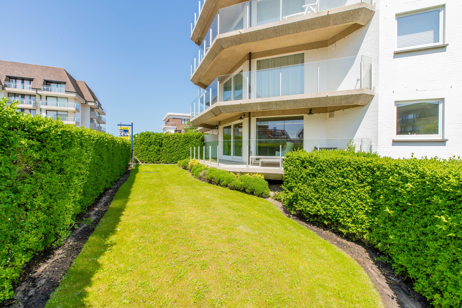 Lichtrijk hoek-appartement van ruim 180m2, rustig gelegen in een standingvolle villaresidentie, op enkele stappen van de zeedijk Albertstrand en de Royal Zoute Tennis Club, ter hoogte van de Wandeldij 