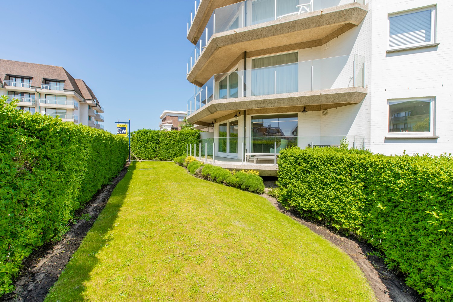 Appartement d&#39;angle lumineux de plus de 180m2, situ&#233; au calme dans une r&#233;sidence villa &#224; quelques pas de la digue plage Albert et du Royal Zoute Tennis Club, &#224; hauteur de la Wandeldijk dans le Zoute. 