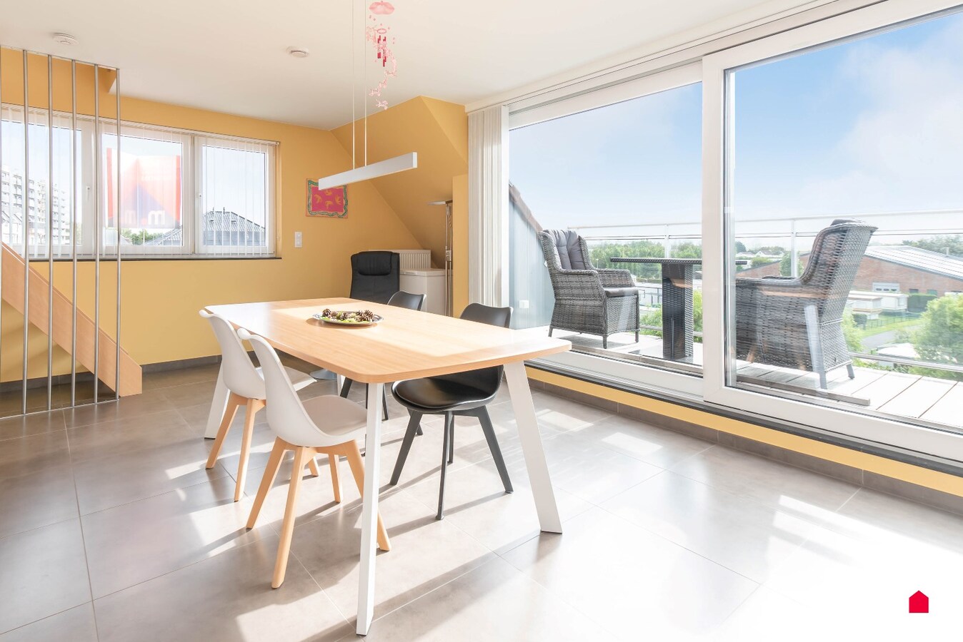 Instapklaar en zeer ruim en lichtrijk duplex-appartement 