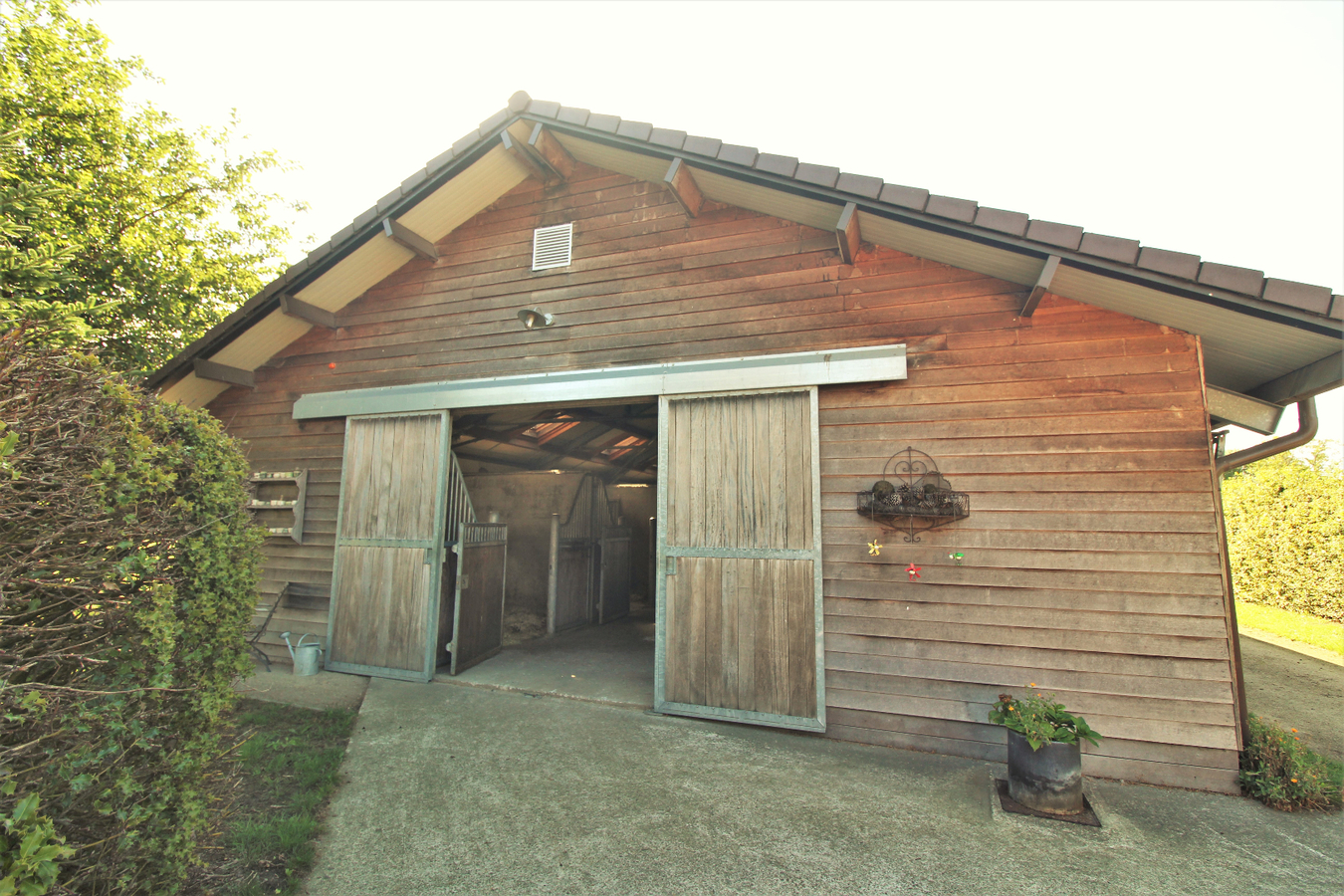 Exceptionally charming villa with horse accommodation and meadows on approximately 1,53ha in Keerberen (Flemish Brabant). 