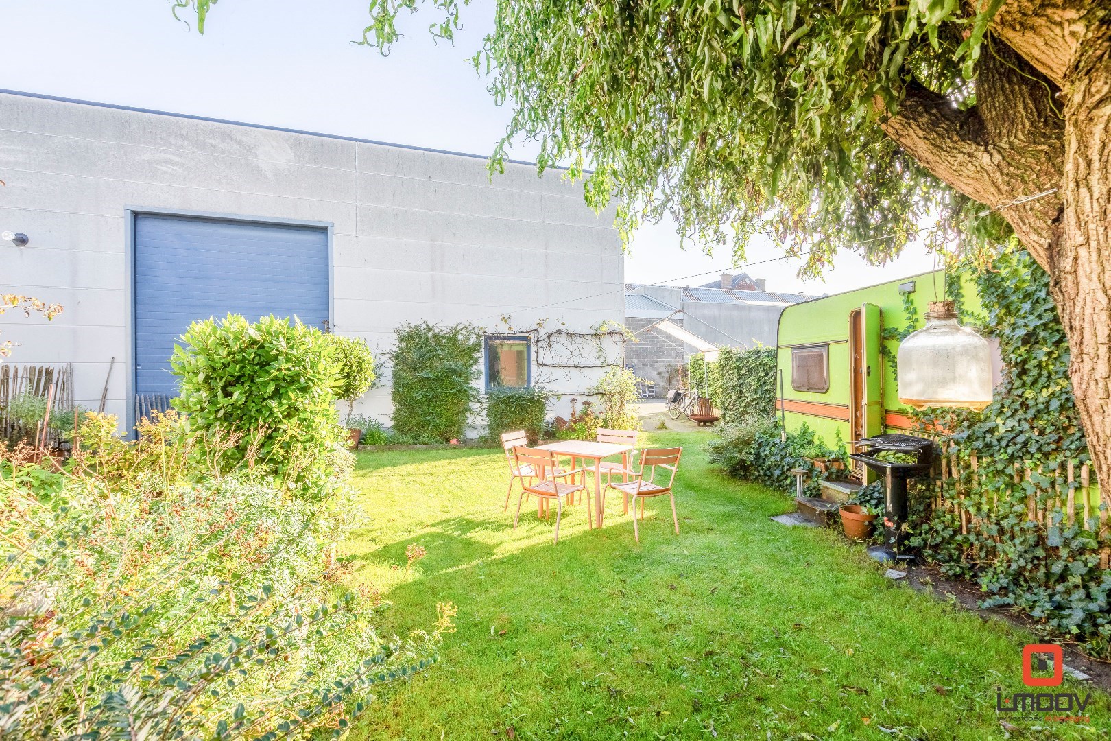 Zeer groot magazijn met bijhorende charmante woning en leuke tuin 