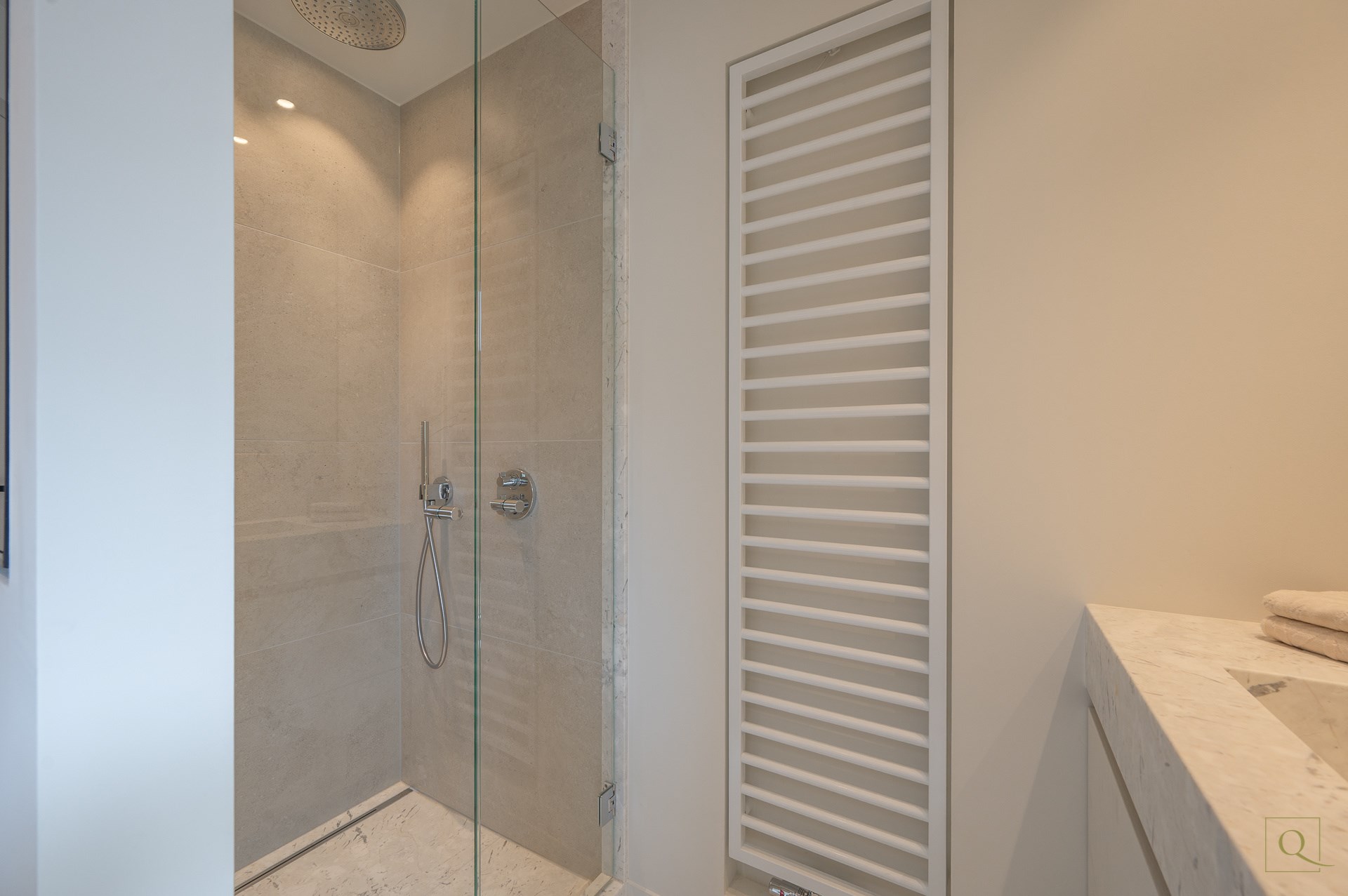 Appartement de luxe &#233;l&#233;gamment r&#233;nov&#233; avec deux terrasses ensoleill&#233;es &#224; proximit&#233; de la plage et des commerces. 