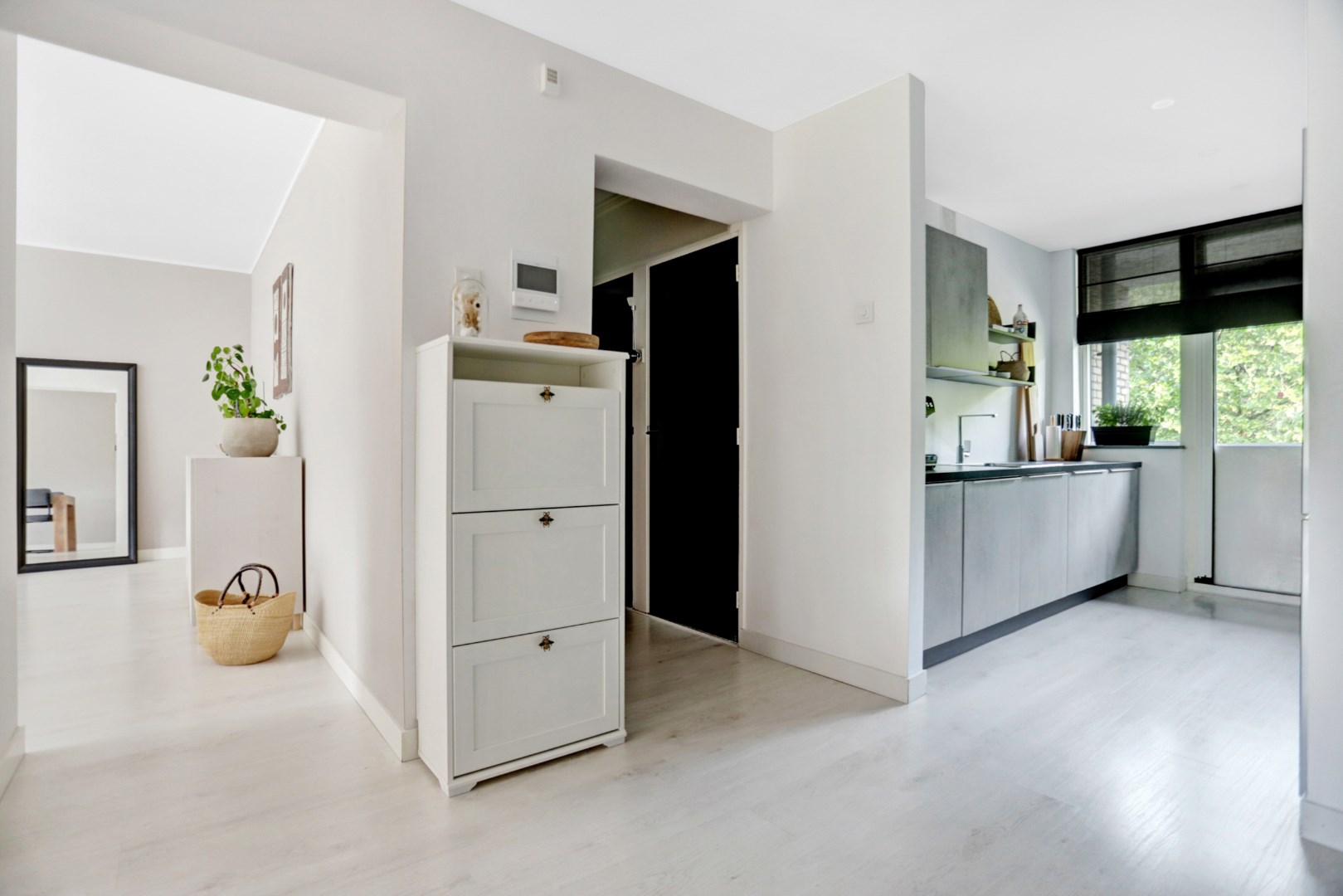 Kopers opgelet!! Geheel gerenoveerde 3 (voorheen 4) kamer appartement op de 3e verdieping met moderne keuken en badkamer, 2 balkons en gelegen op eigen grond! 