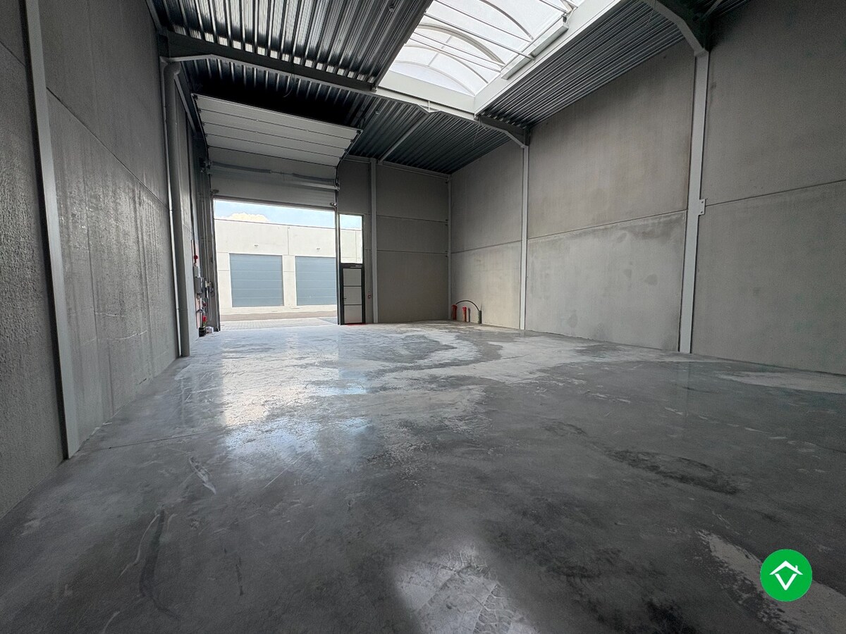 Loods te koop – 145 m&#178; met 2 parkeerplaatsen inbegrepen op de industriezone te Ichtegem 
