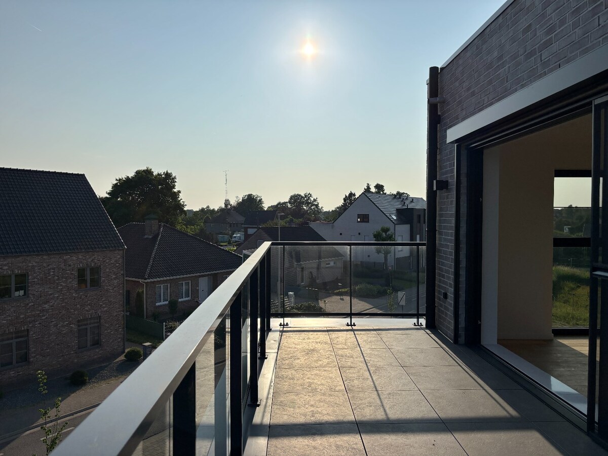 Stijlvol nieuwbouwappartement met zonneterras en garage in het hart van Sint-Antonius 