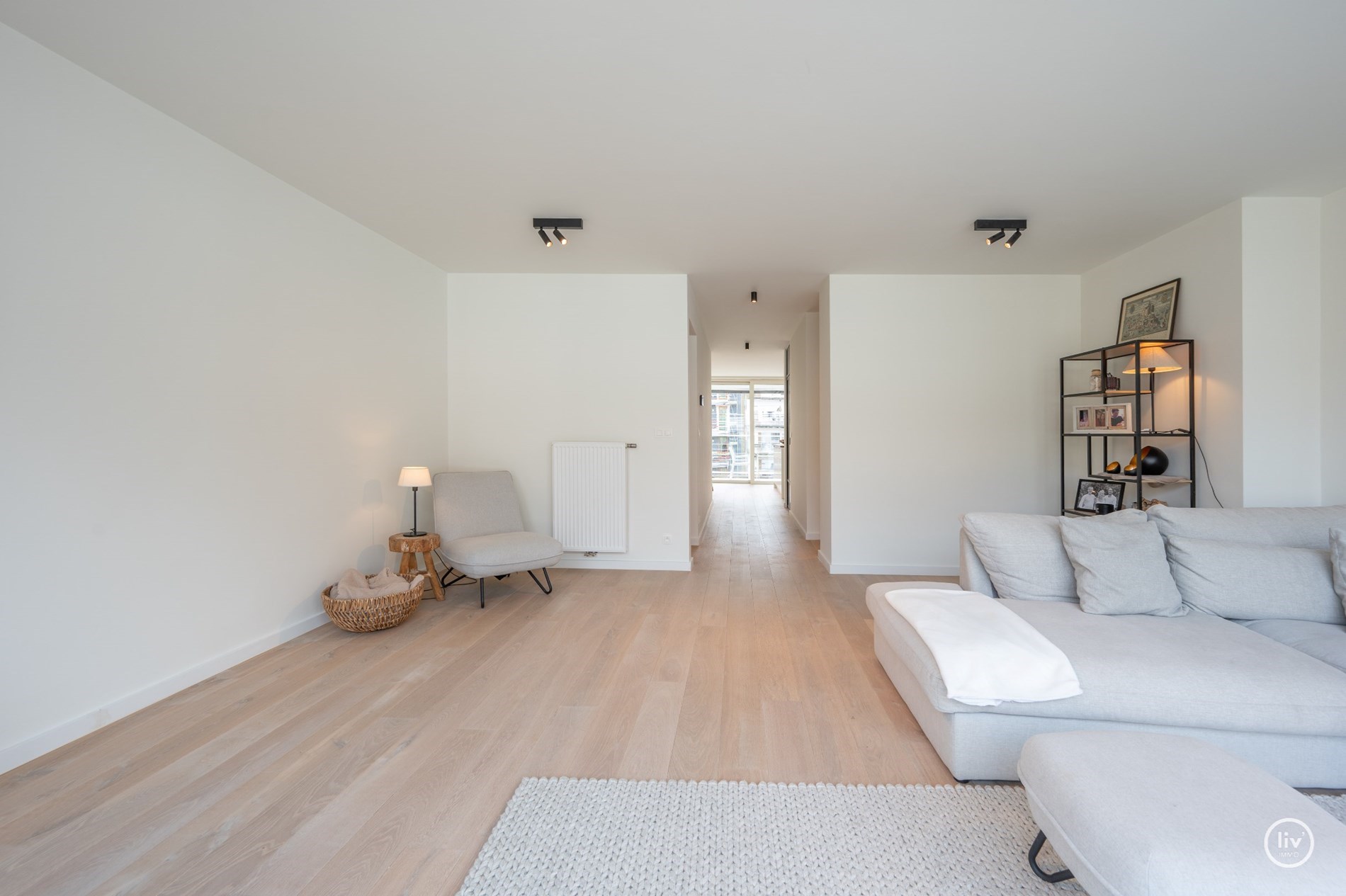 Prachtig, ruime en tevens r&#233;cente triplex (199 m2) in een zijstraat van de lippenslaan vlakbij de zeedijk te Knokke. 