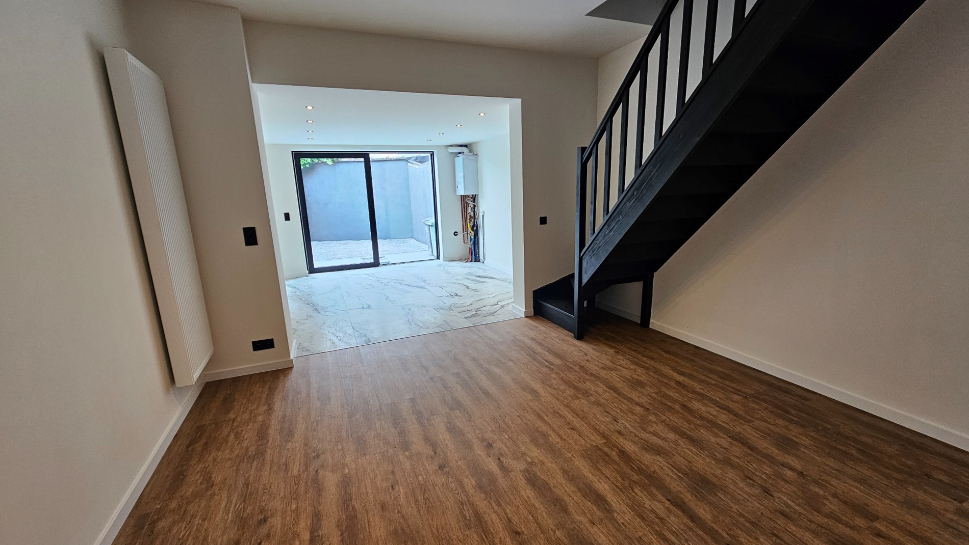 Totaal gerenoveerde instapklare stadswoning met 3 slaapkamers 