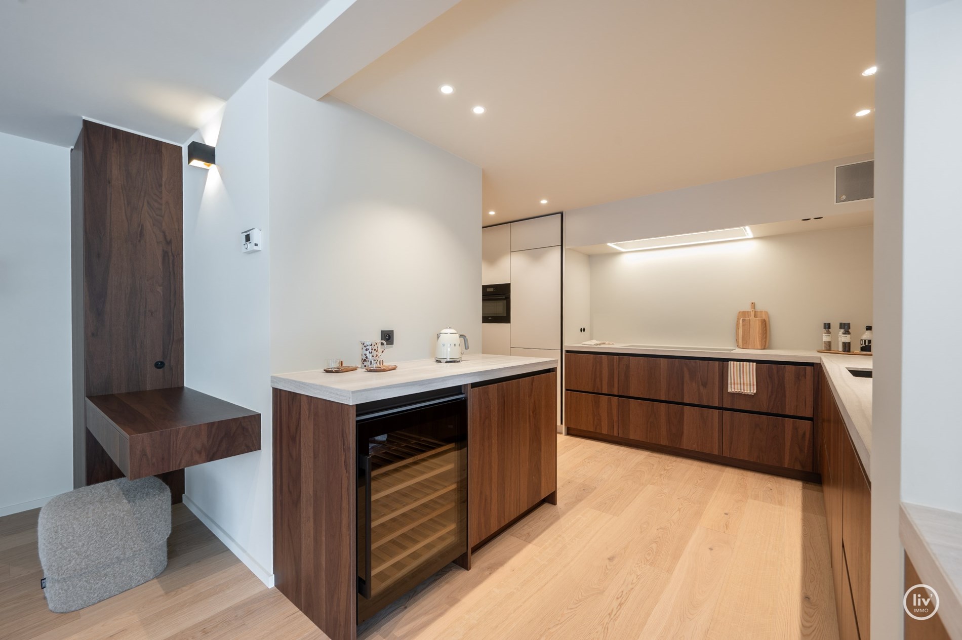 Stijlvol gerenoveerd hoekappartement  (130 m2) met royale gevelbreedte en zuidgerichte terras. 