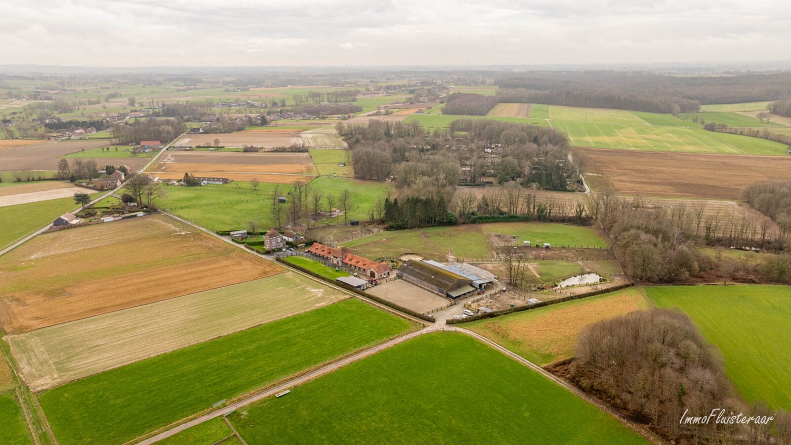 Prachtig paardencomplex met bedrijfswoning, ca. 33 stallen en binnenpiste op meer dan 5,6ha te Bever (Vlaams-Brabant) 