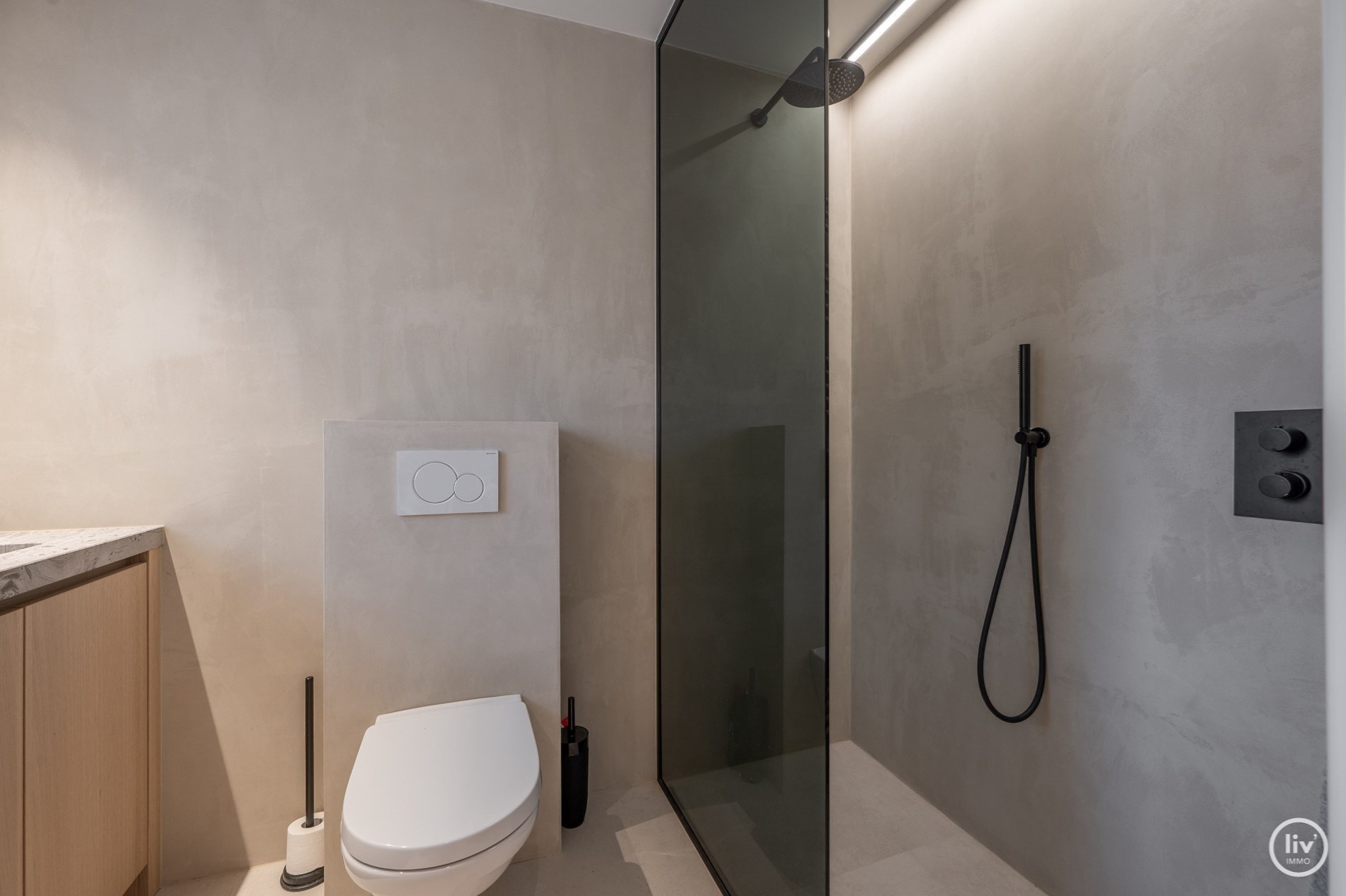Prachtig gerenoveerd 3 slaapkamerappartement centraal gelegen vlakbij de Lippenslaan te Knokke (met mogelijkheid tot het huren van een stpl aan de overzijde!) 