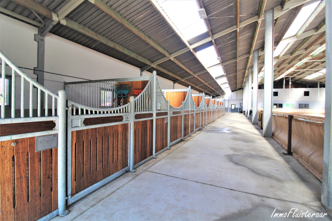 Professional recently built equestrian center on more than 3ha at Hannut (Luik/Li&#232;ge; Belgium) 