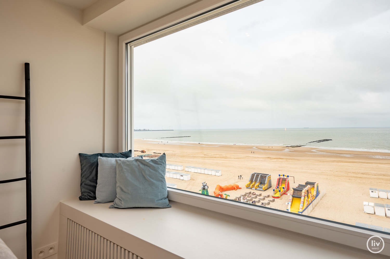 Prachtig gerenoveerd appartement met frontaal zeezicht gelegen op de Zeedijk-Albertstrand te Knokke. 