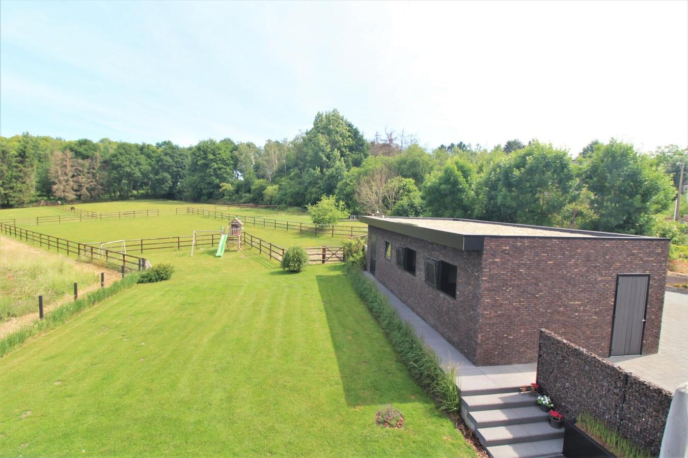Recent house with stable building, shelter and meadows at approximately 74 a in Lubbeek (Flemish Brabant). 