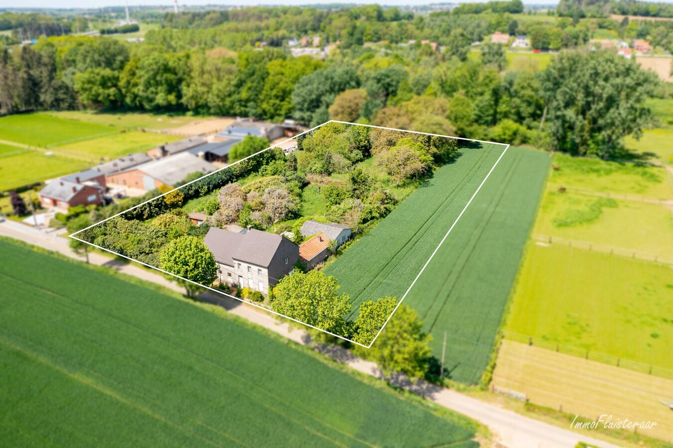 Maison calme et situ&#233;e &#224; la campagne avec d&#233;pendances sur environ 1,28 ha &#224; Bekkevoort (Brabant flamand). 