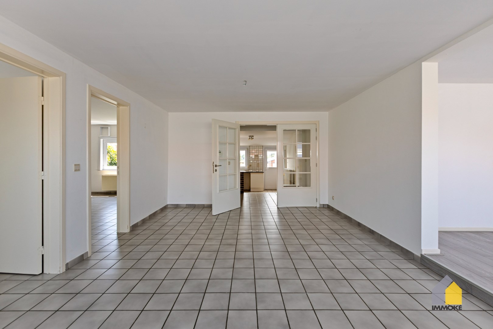 Halfvrijstaande woning met 3 slpks en grote polyvalente ruimte op perceel van 5 a 25 ca. 