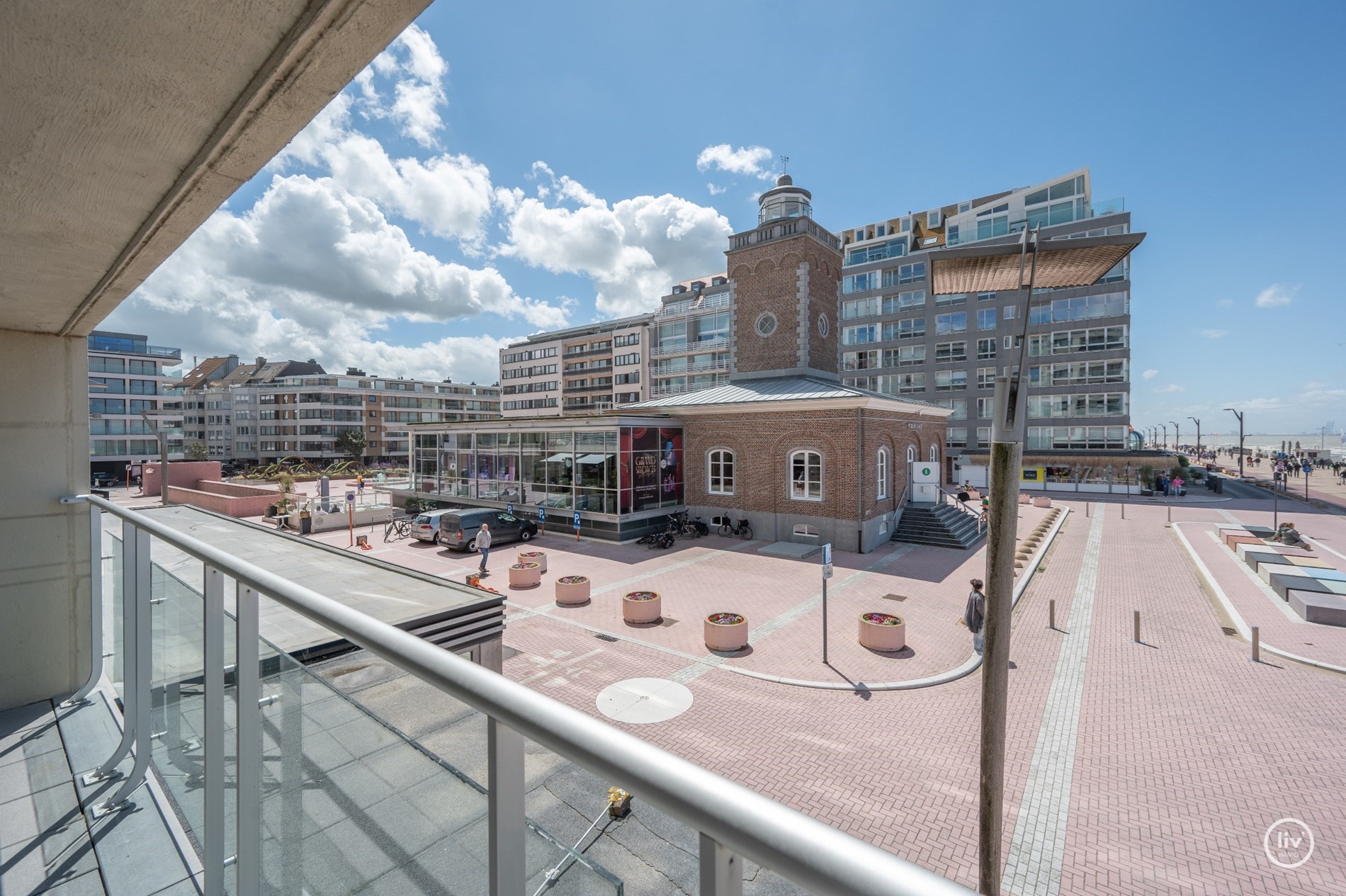 Magnifiek HOEKappartement met FRONTAAL zeezicht en westgericht terras gelegen aan het Lichttorenplein te Knokke. 