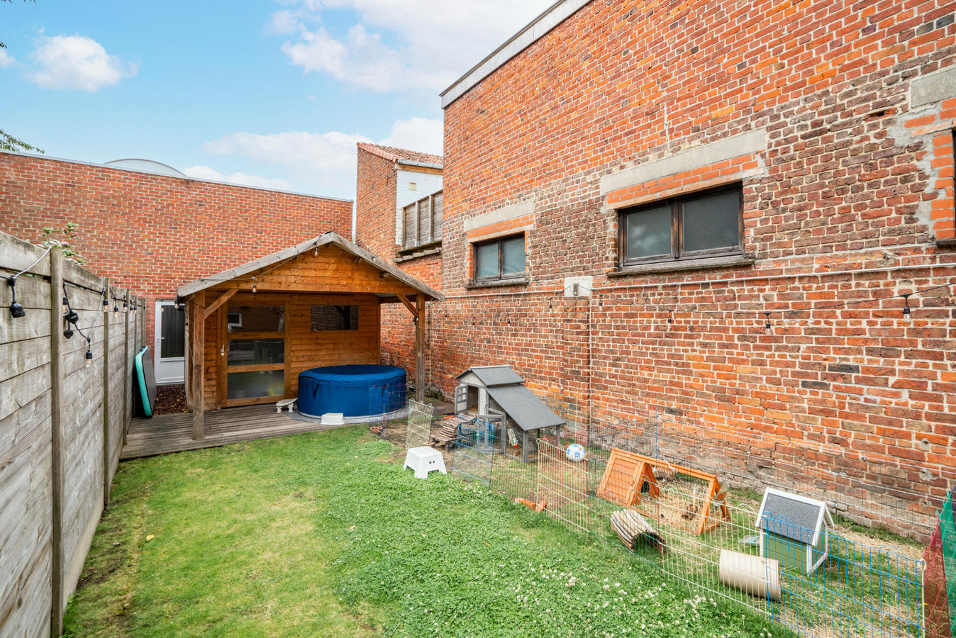 Gerenoveerde woning met 3 ruime slaapkamers, zonnepanelen en garage in centrum Roeselare 