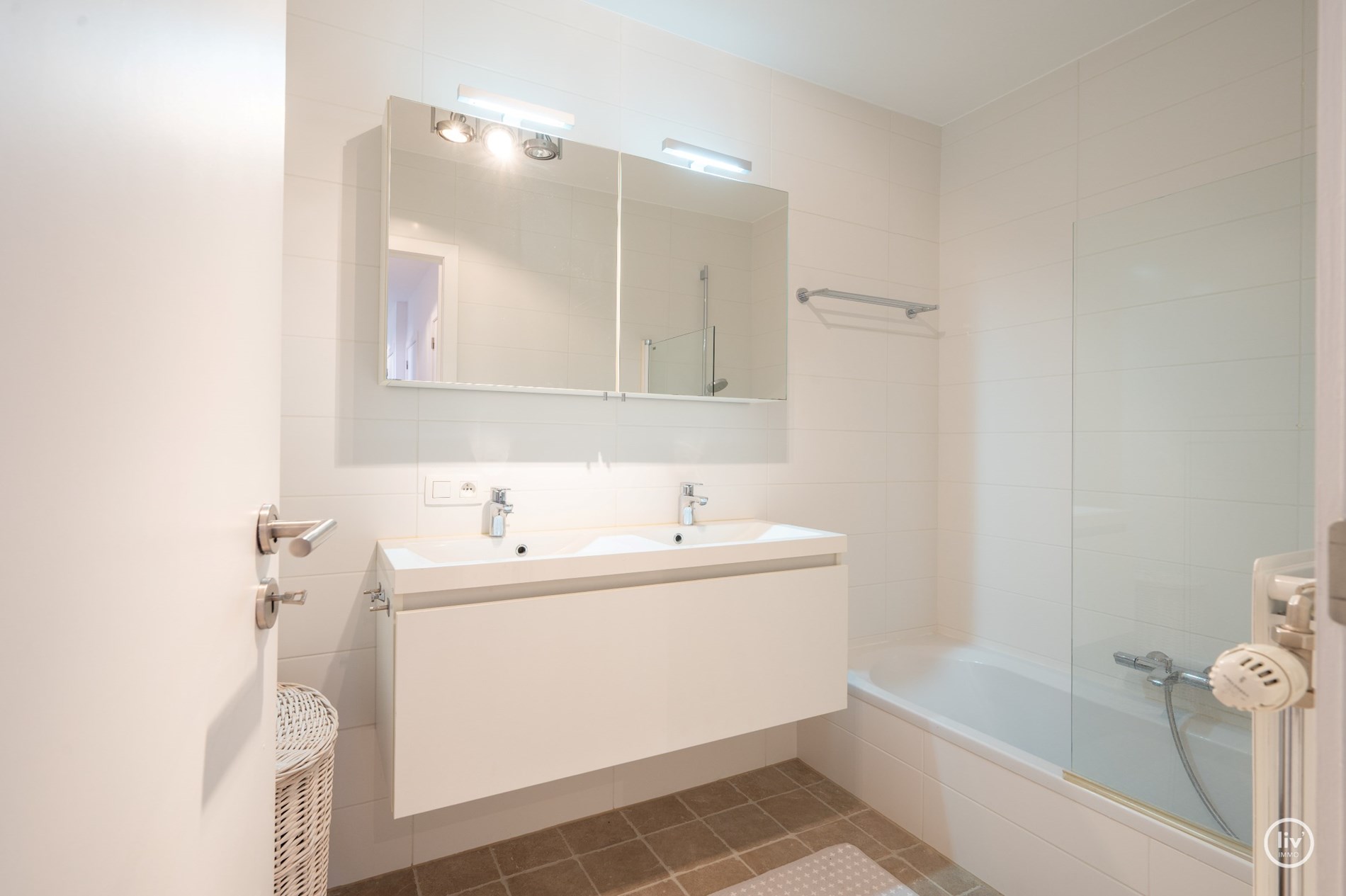 Volledig instapklaar 3-kamer appartement op wandelafstand van de Zeedijk-Duinbergen met mogelijkheid tot aankoop van een inpandige garagebox! 