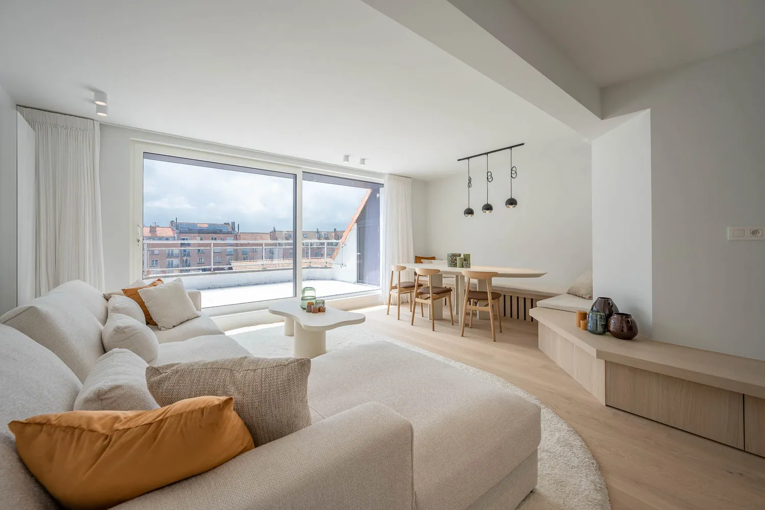 Appartement 3-chambres rénové de haute qualité avec de spacieuses terrasses ensoleillées près de l'avenue Dumortier.