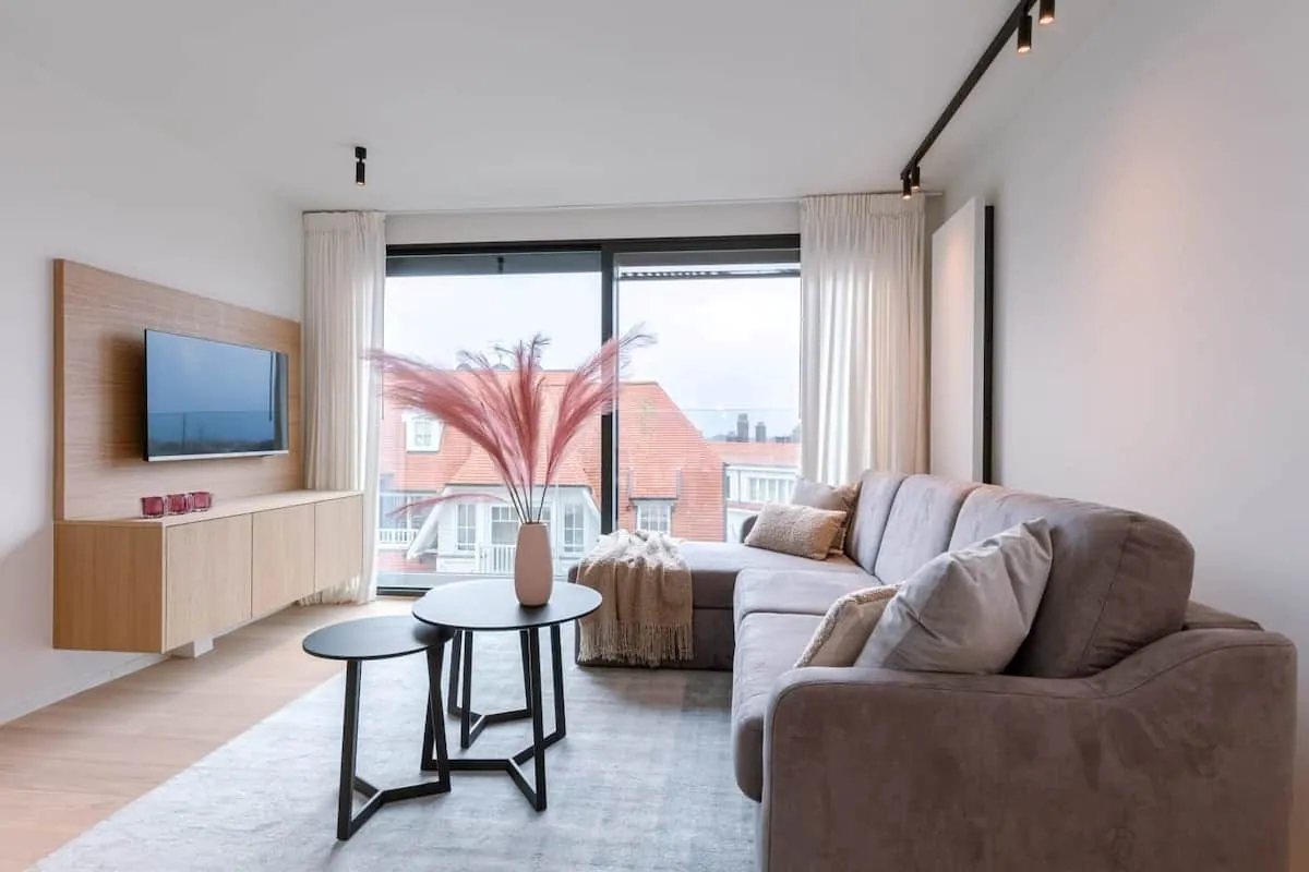 GEMEUBELD - Zoute: Prachtig gerenoveerd appartement nabij het Driehoeksplein en op 50m van het strand.