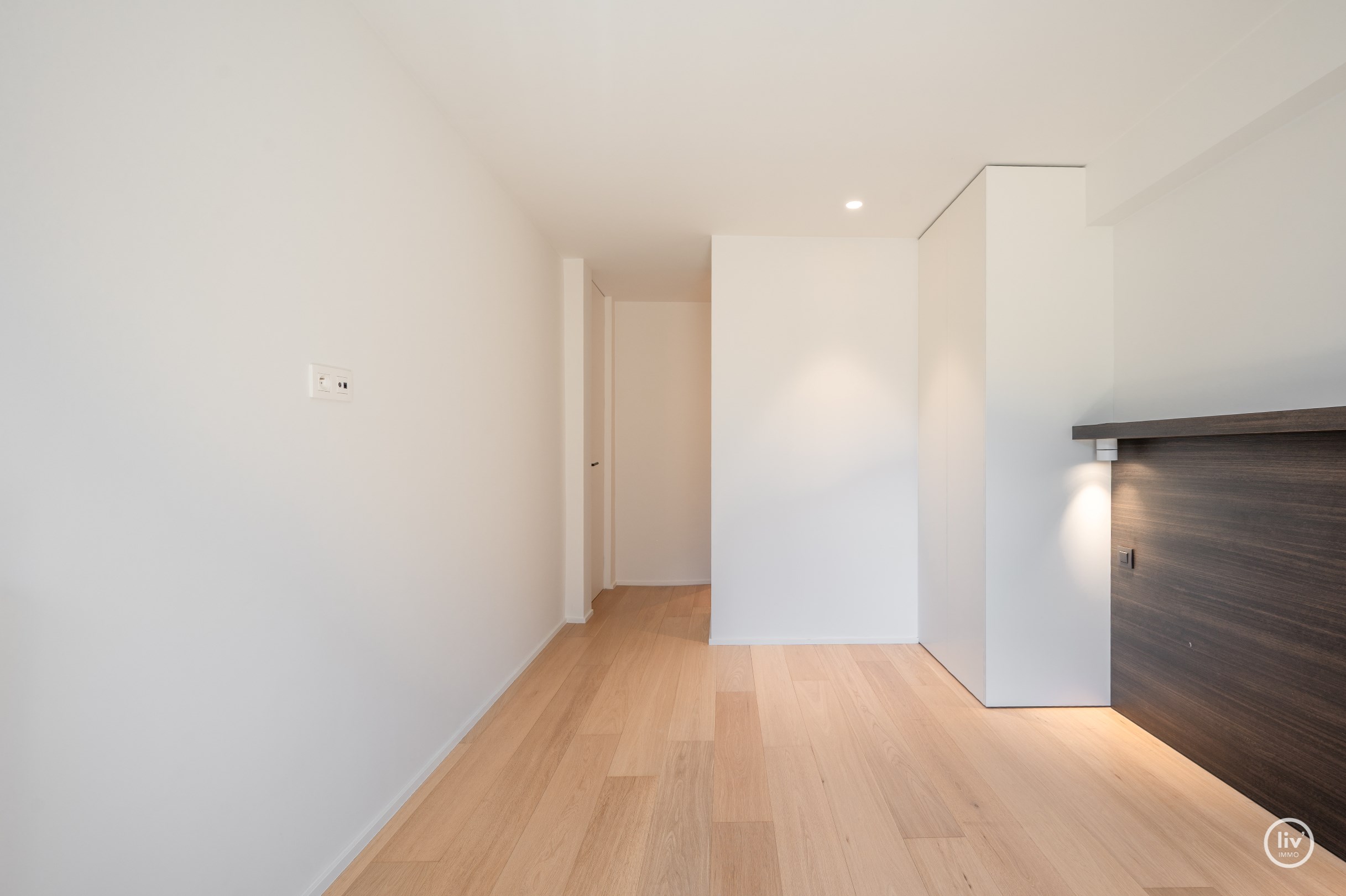 Recent vernieuwd en stijlvol afgewerkt appartement met drie slaapkamers, gelegen op een topligging met zijdelings zeezicht. 