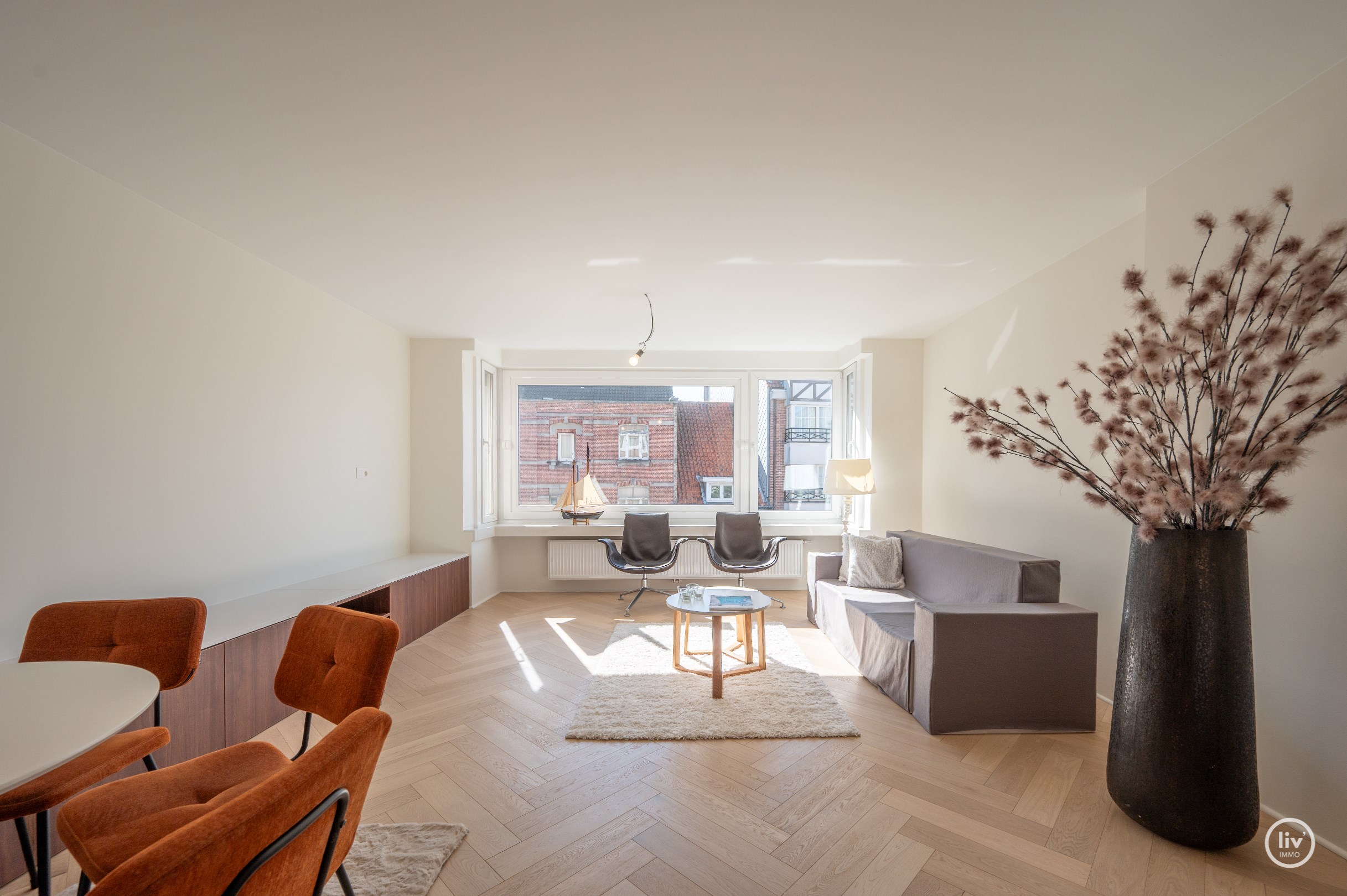 Gerenoveerd, lichtrijk appartement met 3 slaapkamers voorzien van alle luxe, gelegen op de Lippenslaan te Knokke. 