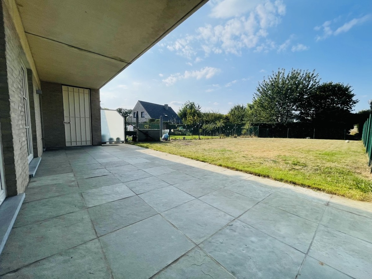 Appartement op het gelijkvloers met terras, grote tuin en garage 