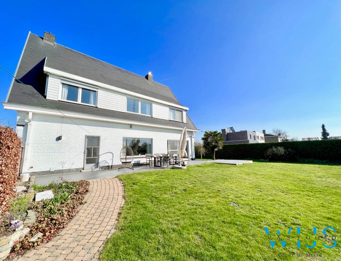 Statig woonhuis op 1104 m&#178; in het centrum van Sleidinge ! 