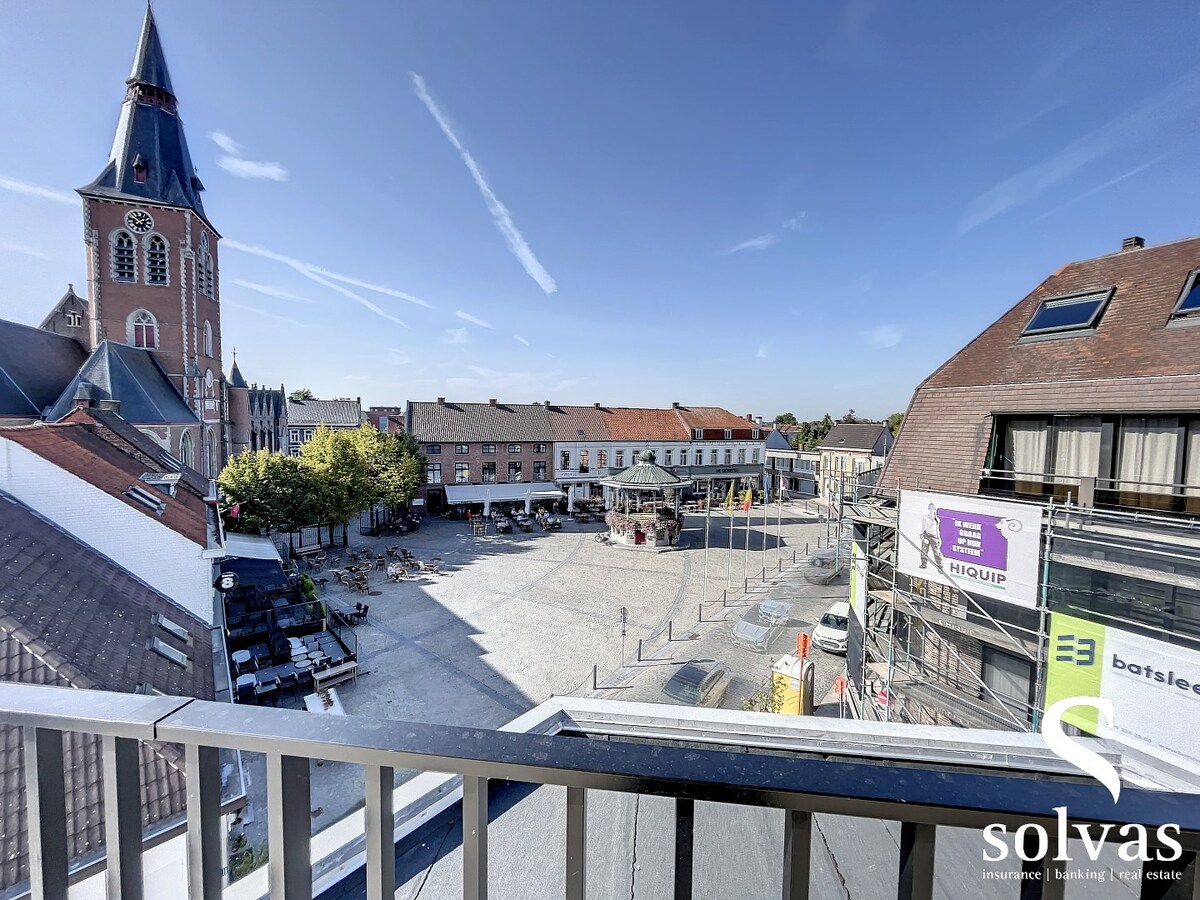 Exclusief topappartement met 2 slaapkamers in hartje Aalter aan de markt. 