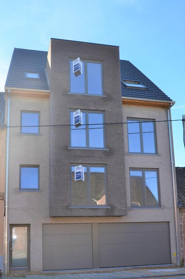 Lichtrijk nieuwbouw appartement met 2 slaapkamers, ruim terras en garage 