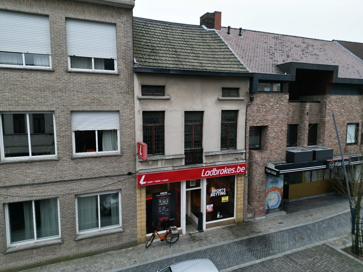 Handelspand met priv&#233;-woonst vele mogelijkheden in centrum Roeselare 
