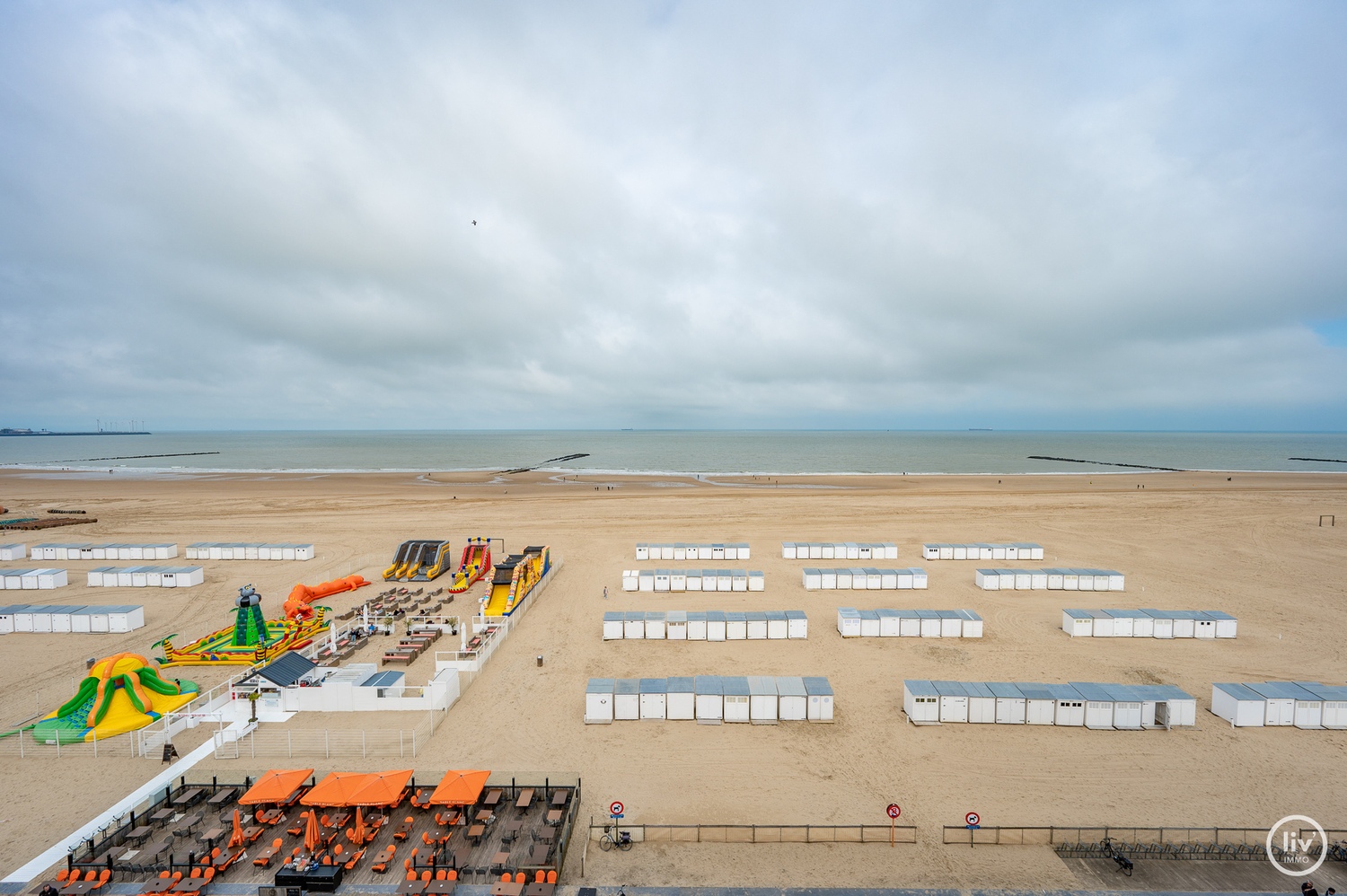 Prachtig gerenoveerd appartement met frontaal zeezicht gelegen op de Zeedijk-Albertstrand te Knokke. 