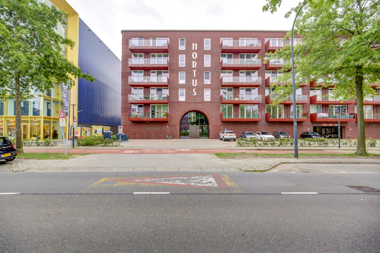 Zo te betrekken recent opgeleverde luxe 3-kamer appartement, welke gelegen is op de eerste verdieping met eigen parkeerplaats in parkeergarage! 