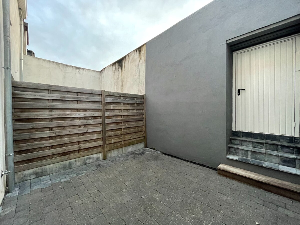 Gerenoveerde rijwoning met 2 ruime slaapkamers en koer te centrum Roeselare (vrij 1/10/2024) 