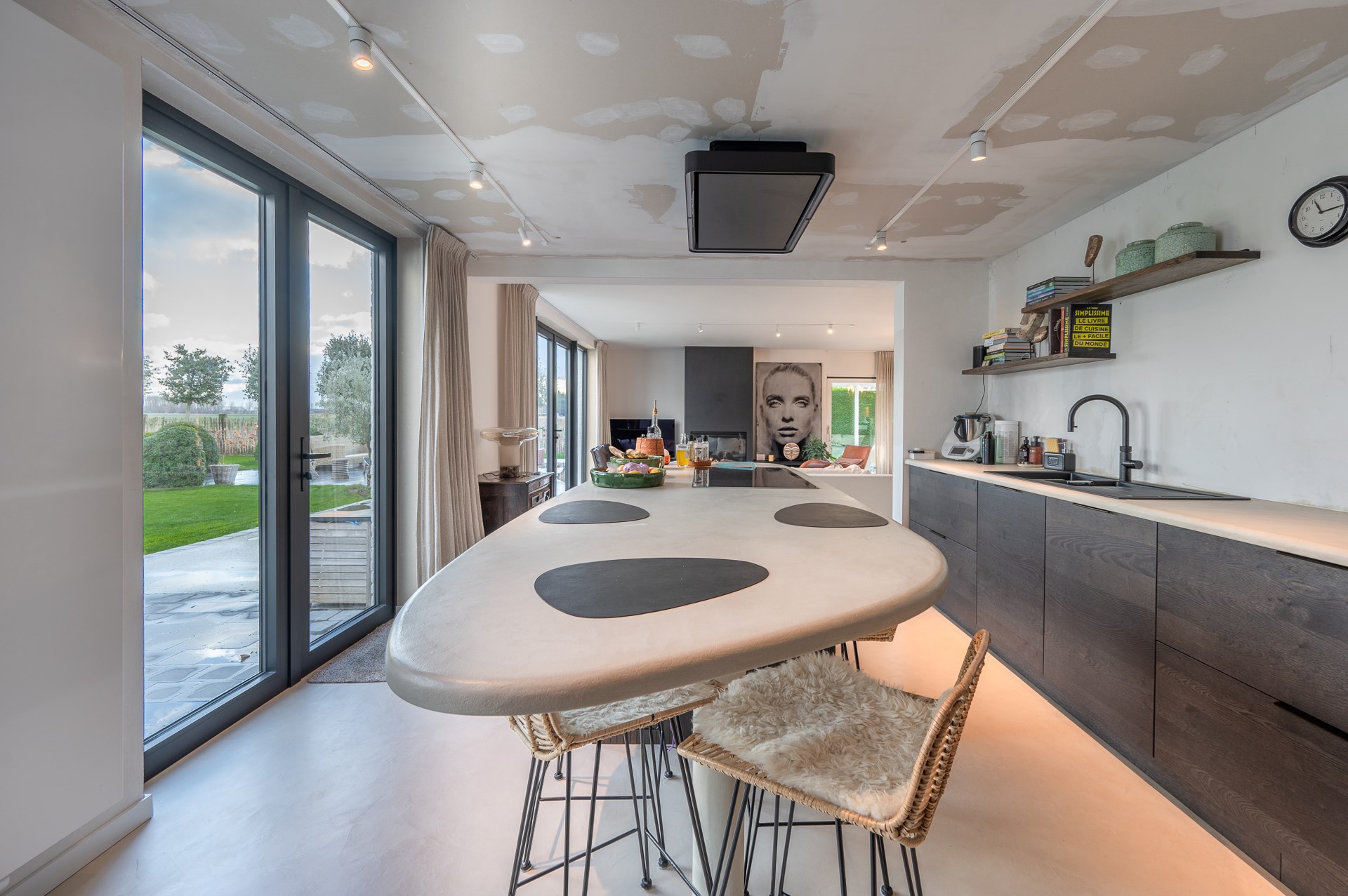 Uitzonderlijke en gerenoveerde eigendom ( 5.510 m&#178; grond ) vlakbij het centrum van Knokke-Heist en toch genietend van een uitzonderlijk open zicht over de Knokse Polders. 
