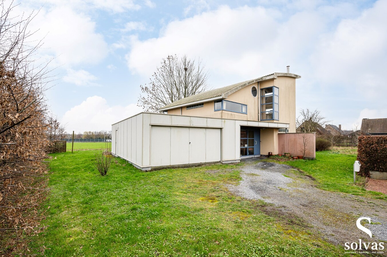 Ruime open bebouwing met tuin, garage en 4 slaapkamers in Aalter - Bouwjaar 1990, 187m&#178; bewoonbare oppervlakte 