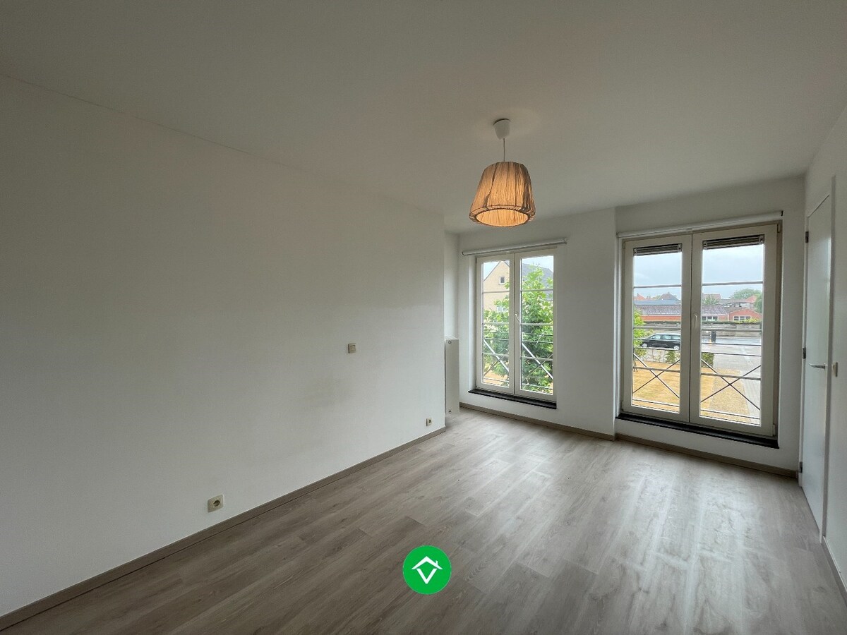 Rustig gelegen duplex appartement met 2 slaapkamers en autostaanplaats te Lichtervelde VRIJ 1/03/2024 