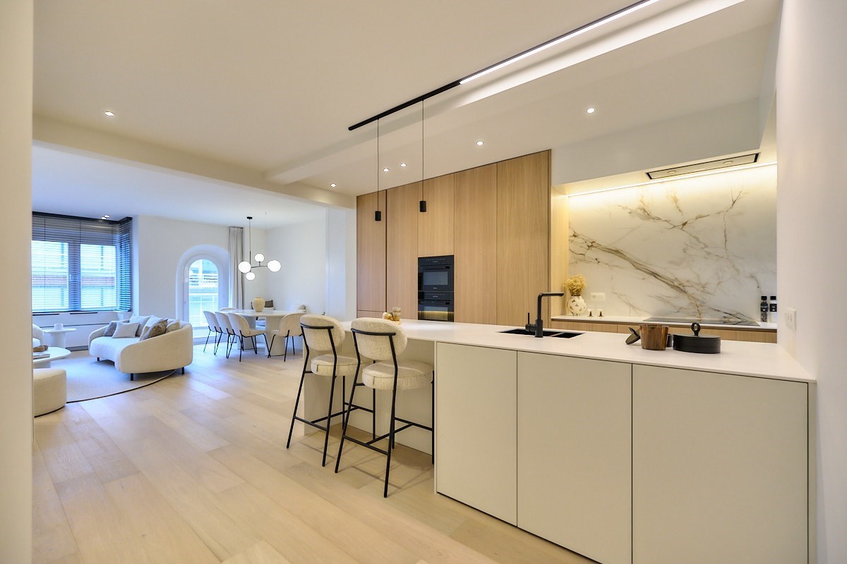 Volledig gerenoveerd appartement met 4 slaapkamers centraal gelegen in centrum van Knokke nabij de Dumortierlaan met zijdelings zeezicht. 