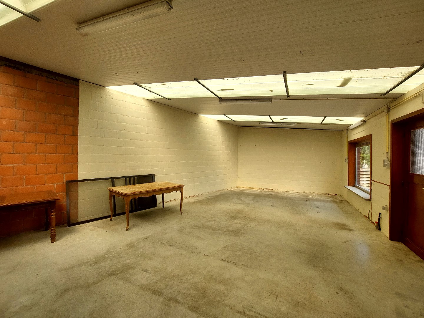 Halfopen bebouwing met ruime tuin en garage 