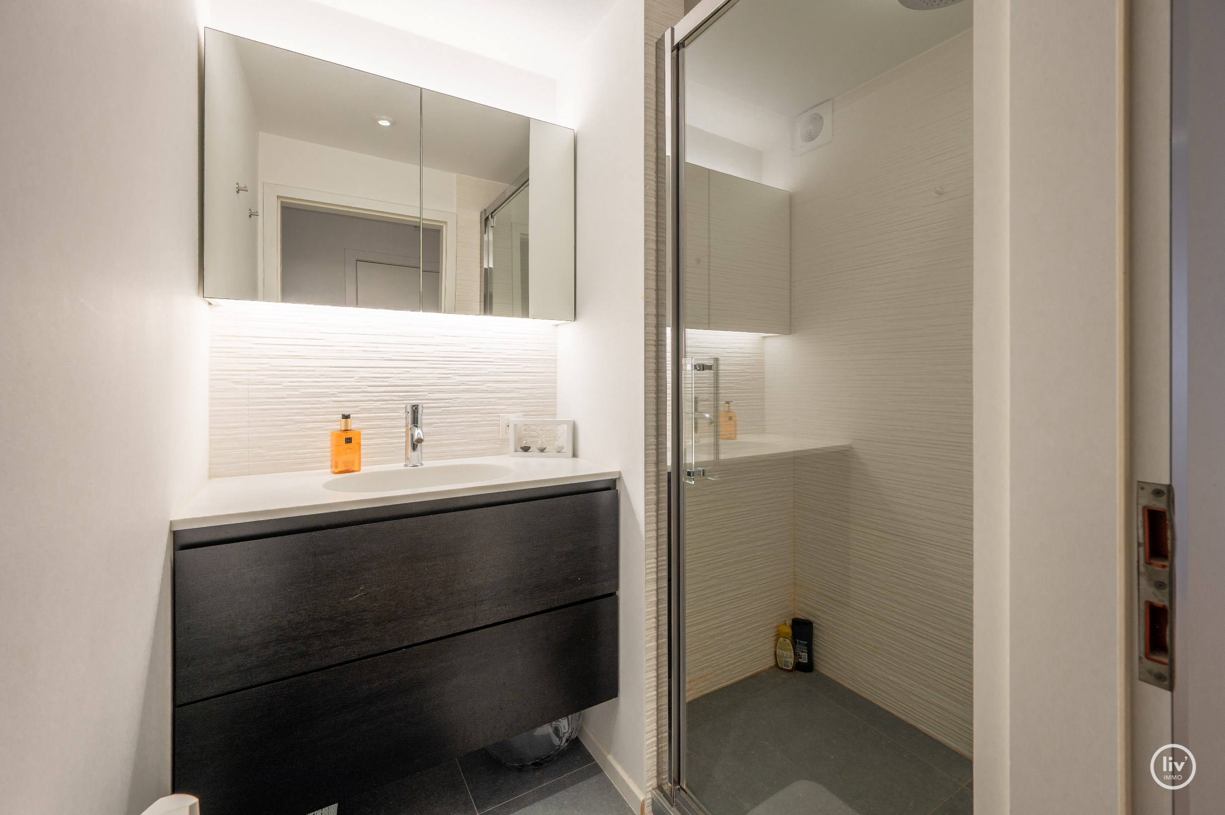 Mooi gerenoveerd appartement in de Paul Parmentierlaan te Knokke. 