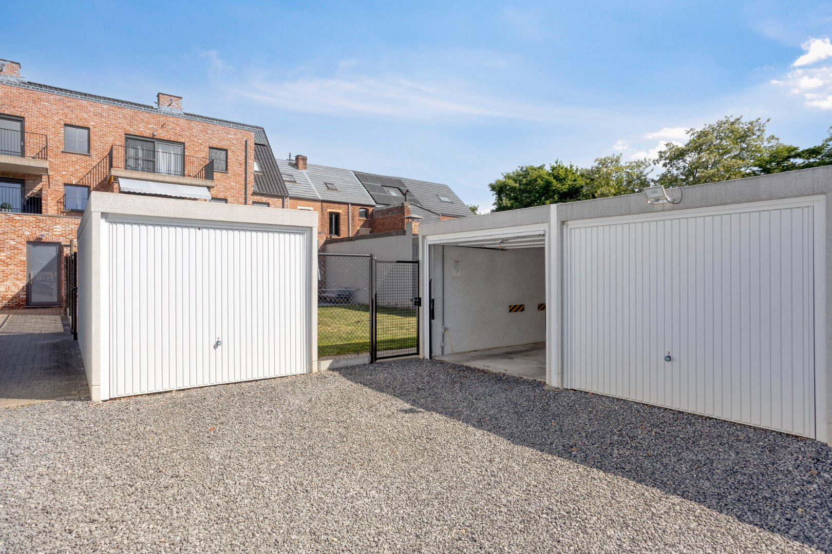 Energiezuinig gelijkvloers 2 slpk. appartement met 2 garages en staanplaats in Leopoldsburg 