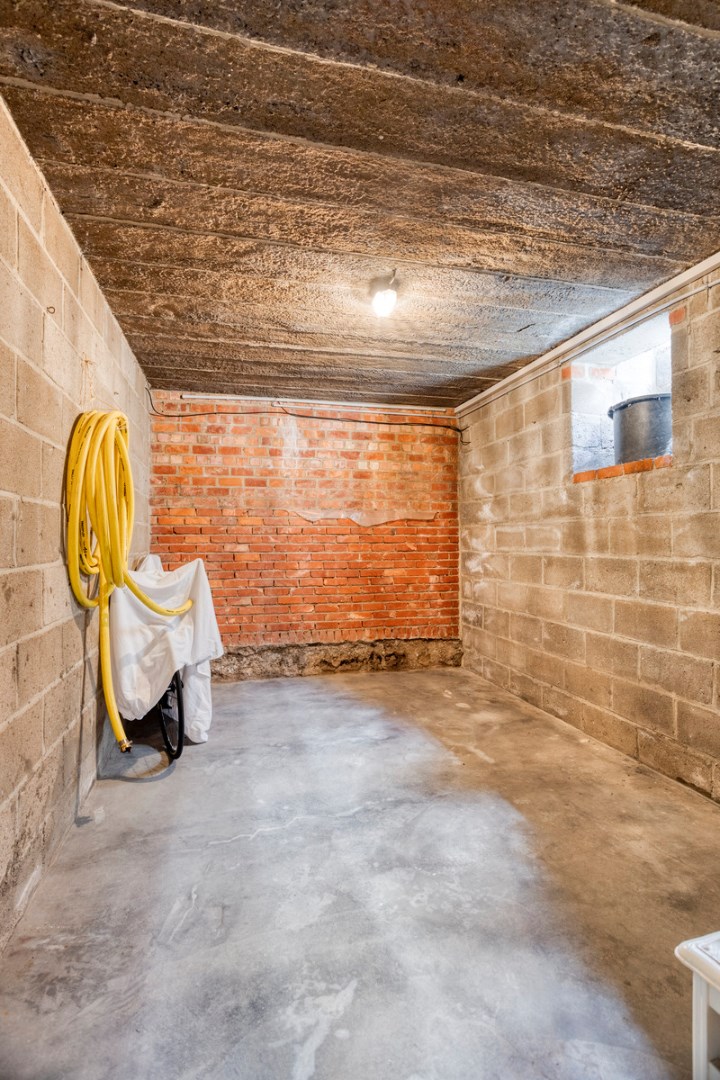 Opbrengsteigendom met 3 appartementen, garages en tuin 