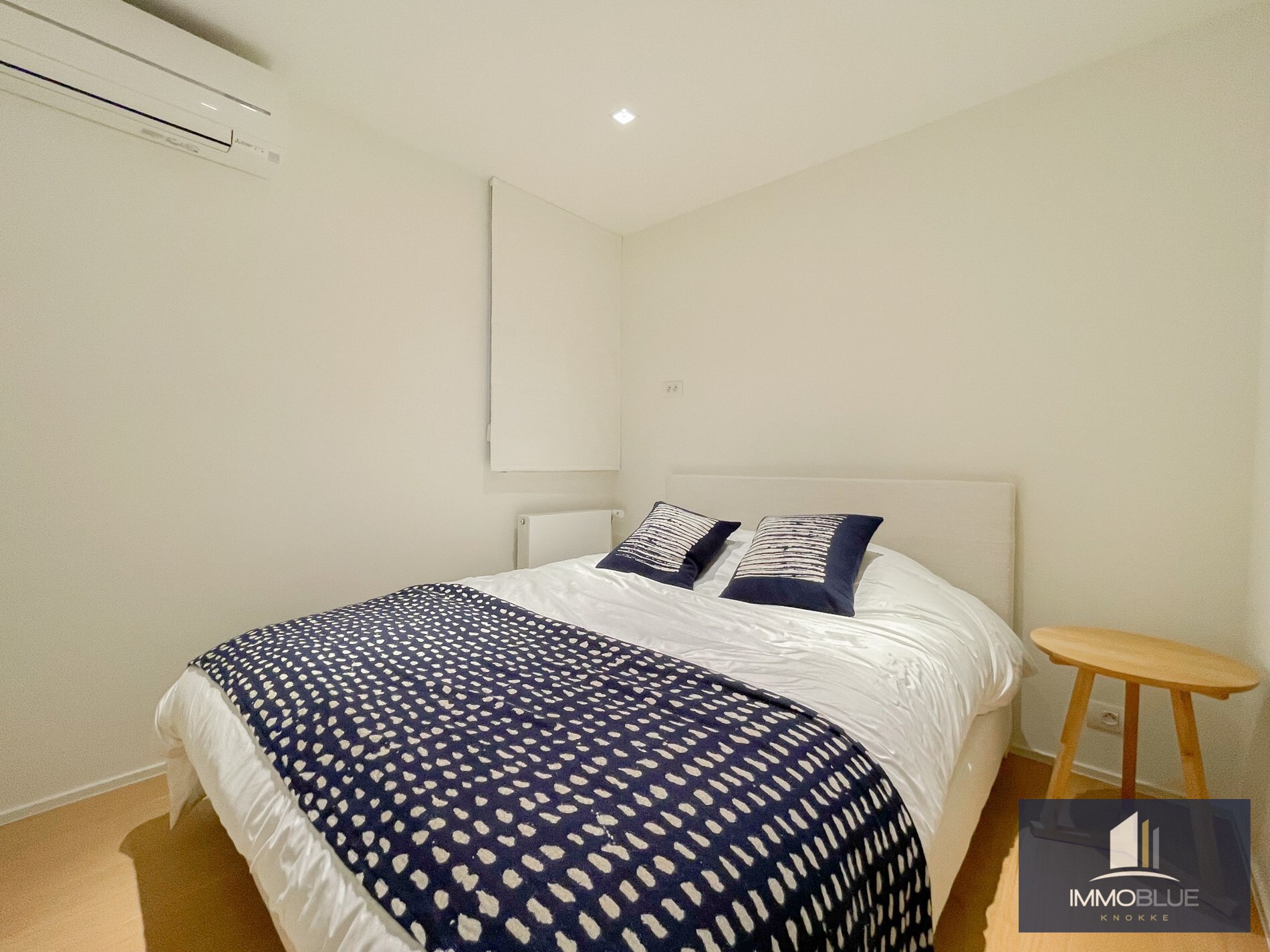 Appartement lumineux avec vue lat&#233;rale sur la mer, fini avec des mat&#233;riaux de qualit&#233; et avec une terrasse spacieuse orient&#233;e sud-ouest, situ&#233; entre la place Albert et la place du Triagle. 